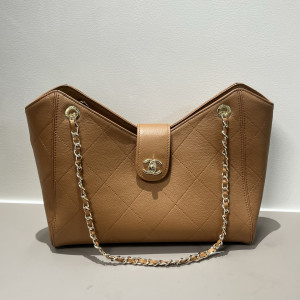 CHANEL 매트라세 다이아몬드 퀼팅 토트백